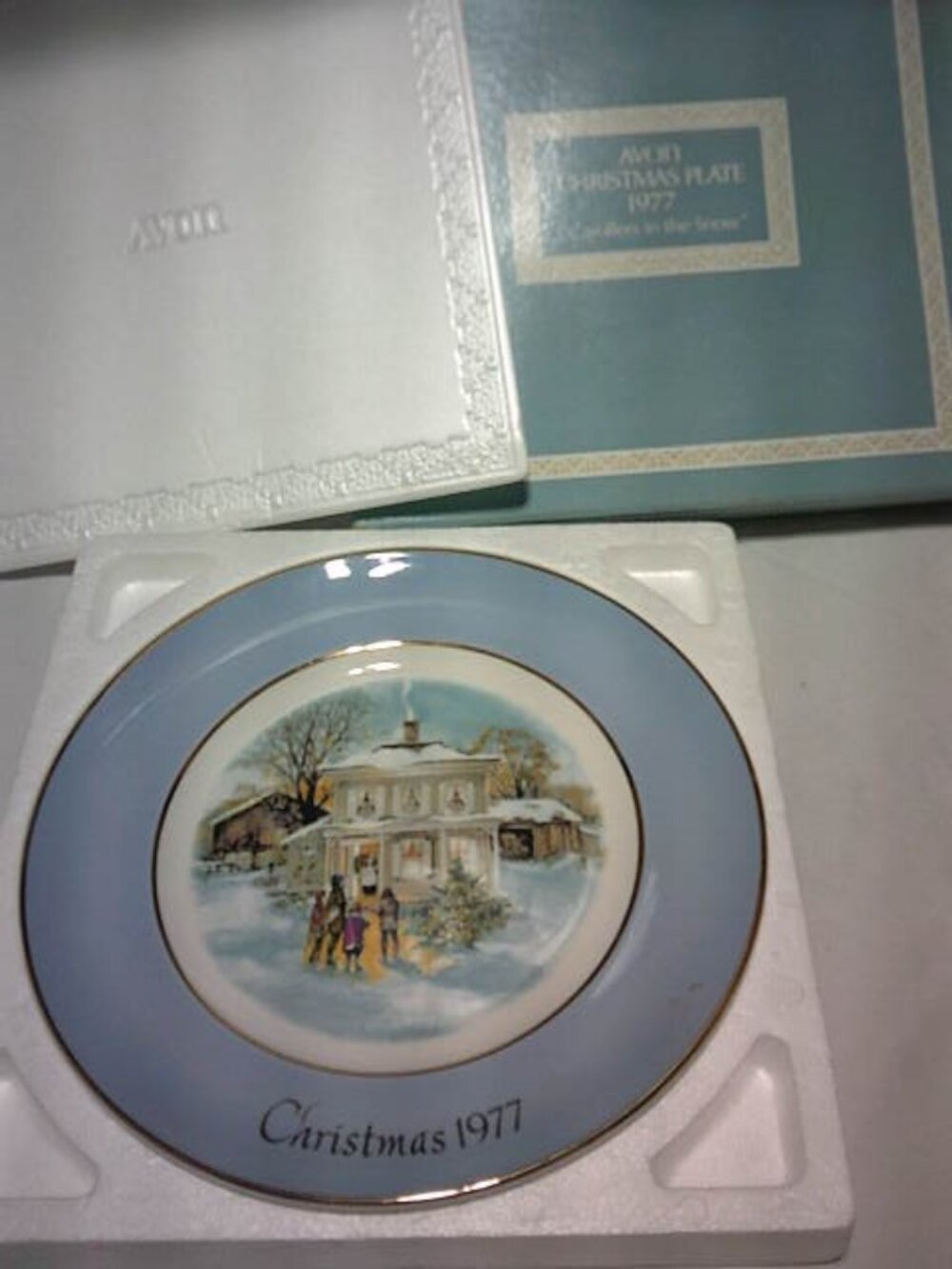 NEW AVON CHRISTMAS PLATE VTG 1977 "CAROLLERS IN THE SNOW" ORIGINAL BOX GOLD RIM